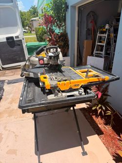 DeWALT 10” High Capacity Wet Tile Saw with Stand – Excellent Working Condition
