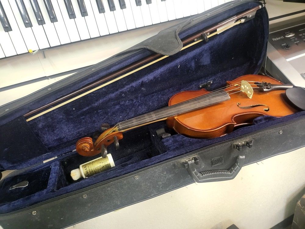 Palentino VN-450 violin with accessories and case