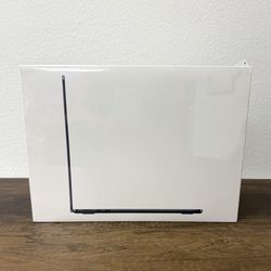 13" MacBook Air M2 8 Core*256GB SSD*16GB RAM