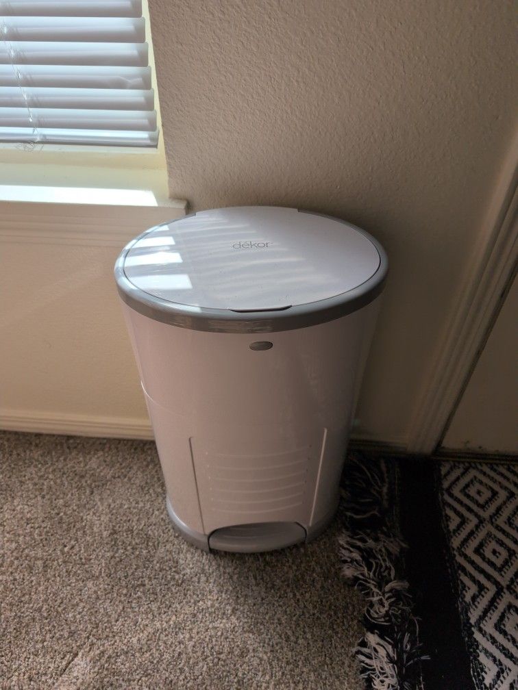 Dekor Diaper Pail Trashcan, Scent Proof