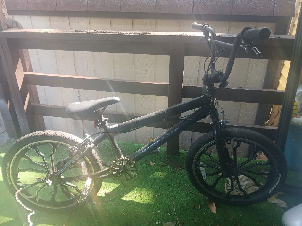 🔥 Mongoose BMX Bike – Ready to Ride or Revive! – $60 OBO 🔥