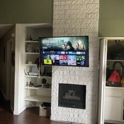 Insignia 45” 4K UHD Smart Fire TV (NS-50DF710NA21) – Works Perfectly – Comes With Mount And Extra Roku 4K Device!