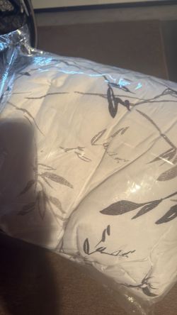 Kenneth Cole, twin size comforter with pillow sham in perfect condition just used for two weeks
