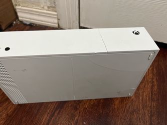 Microsoft Xbox One S Console White with display case cracked but games run smooth and console runs smooth