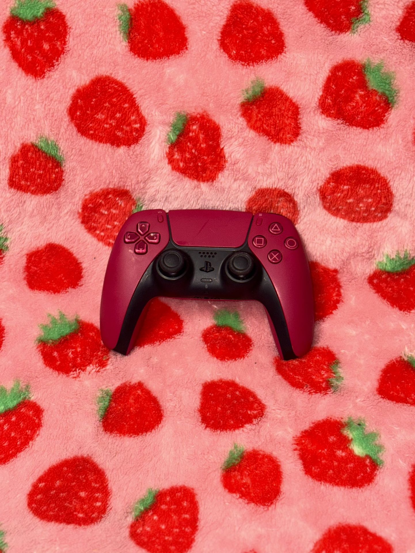 Selling a PS5 controller in gently used condition. It works perfectly with no issues. All buttons, triggers, and features are fully functional. Condi