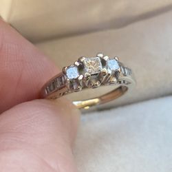 Beautiful 14k White Gold Diamond Engagement Ring