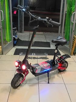 METAMOOV 1200W E. SCOOTER UP TO35MPH-RANGE 50 MILES
MetaMoov single motor electric scooter setup is primarily represented by the MetaMoov ZU06, featur