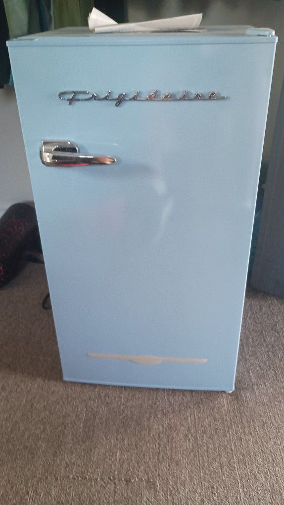 Frigidaire Mini Fridge 