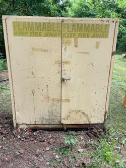 Flammable safety cabinet