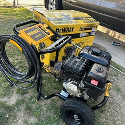 DEWALT
4400 PSI 4.0 GPM Cold Water Gas Pressure Washer