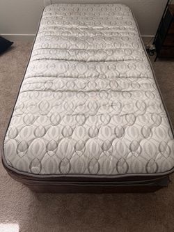 Twin mattress with box spring