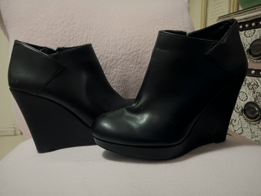 Women's Boots #7 .... $6