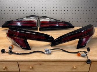 2021–2026 Toyota Sienna XLE OEM Tail Lights Complete Set – 4 Month Old Take-Offs – LE / XLE / Woodland