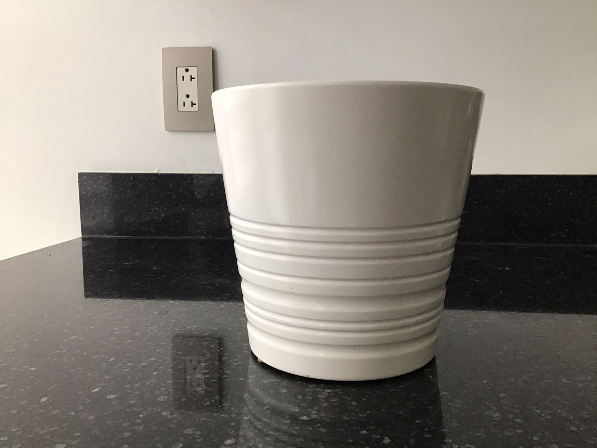 white ceramic planter pot with drainage hole - never used - diameter 7”, h 6.5”