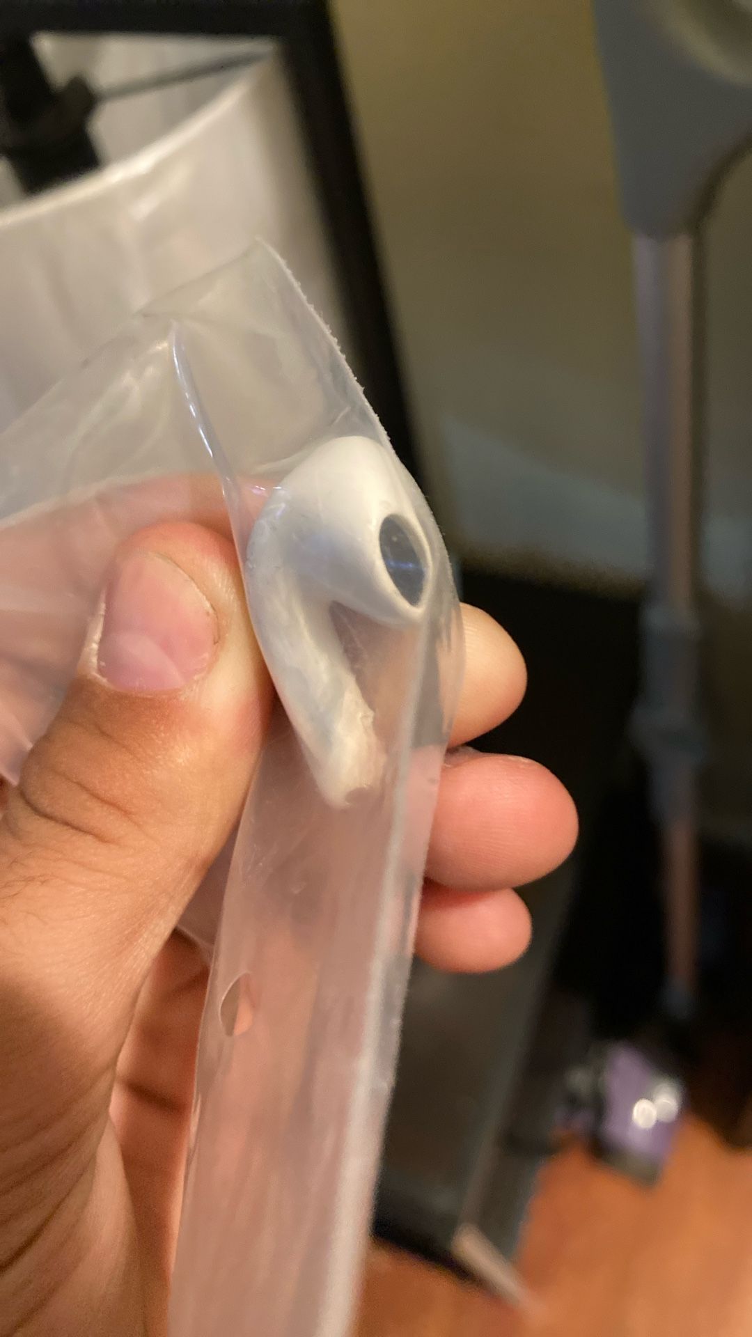 AirPod four Right Side