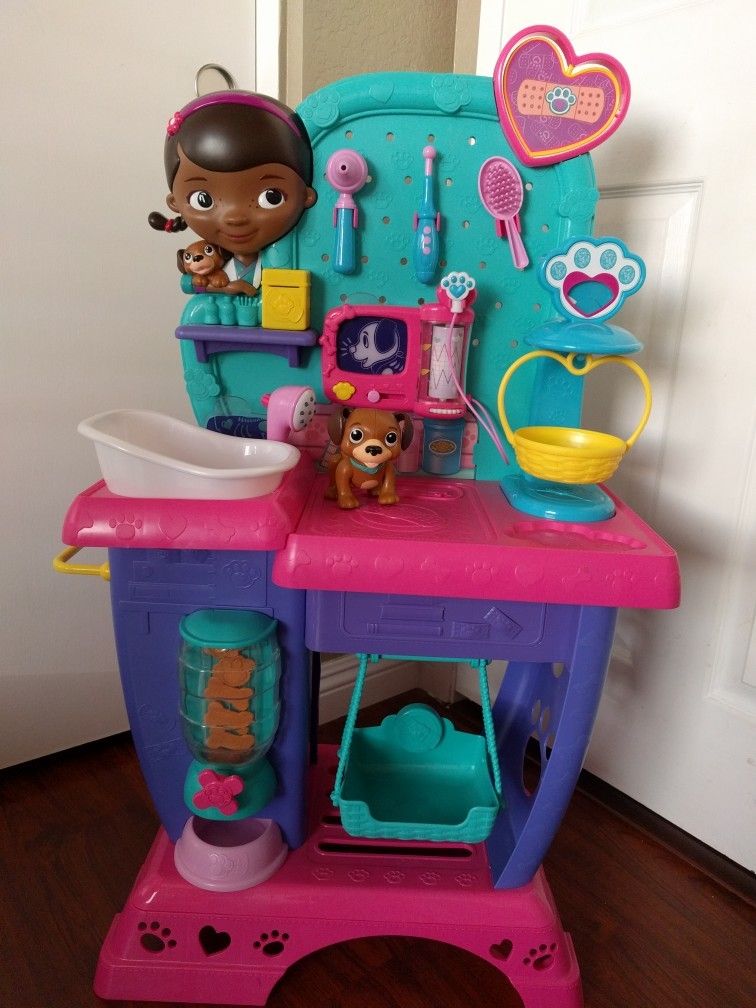 Doc mcstuffins pet store vet checkup center