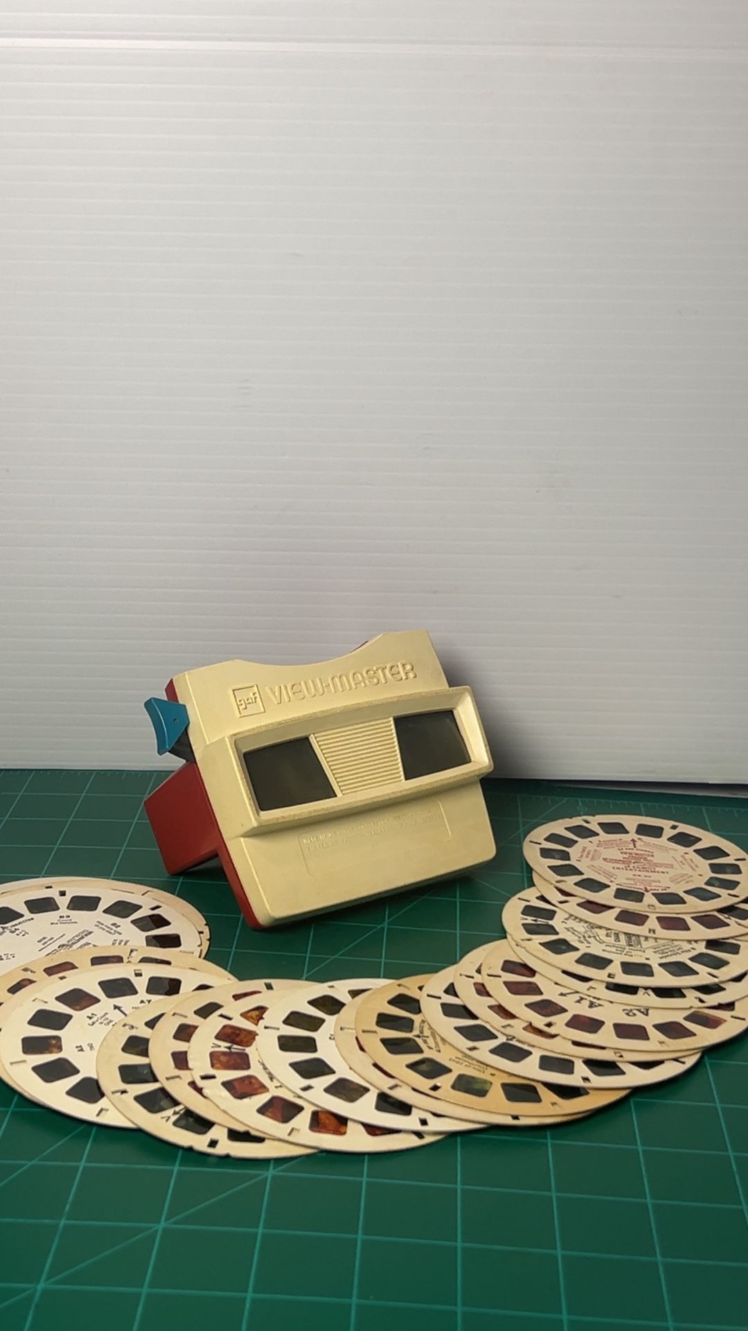 Vintage GAF View-Master ViewMaster Stereoview Stereoscope Viewer with 19 Reels