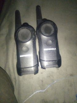 2 motorola walkie talkies