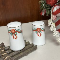 Christmas Fairfield Poinsettia salt and pepper shakers