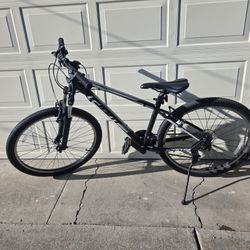 Giant ATX Bike With Helmet And Lock