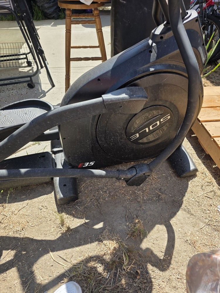 SOLE Elliptical Machine E35