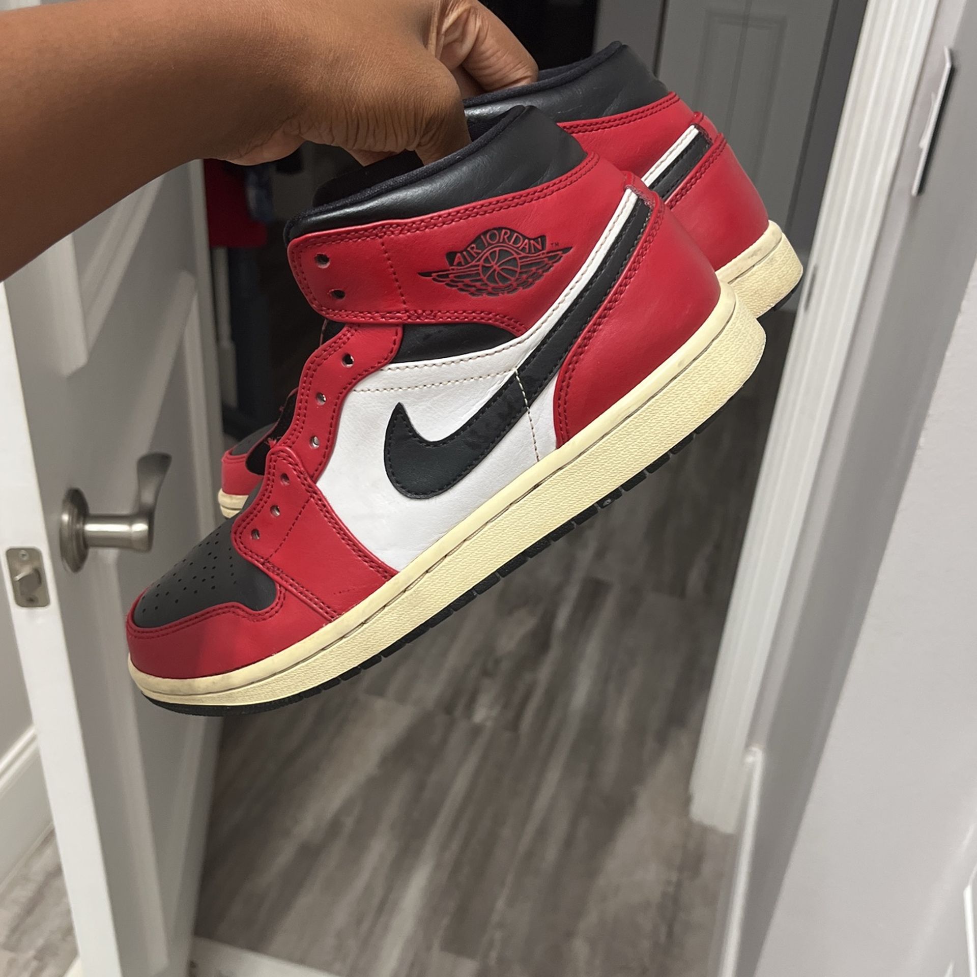 Air Jordan Mid 'Chicago Black Toe' Size: Men as
