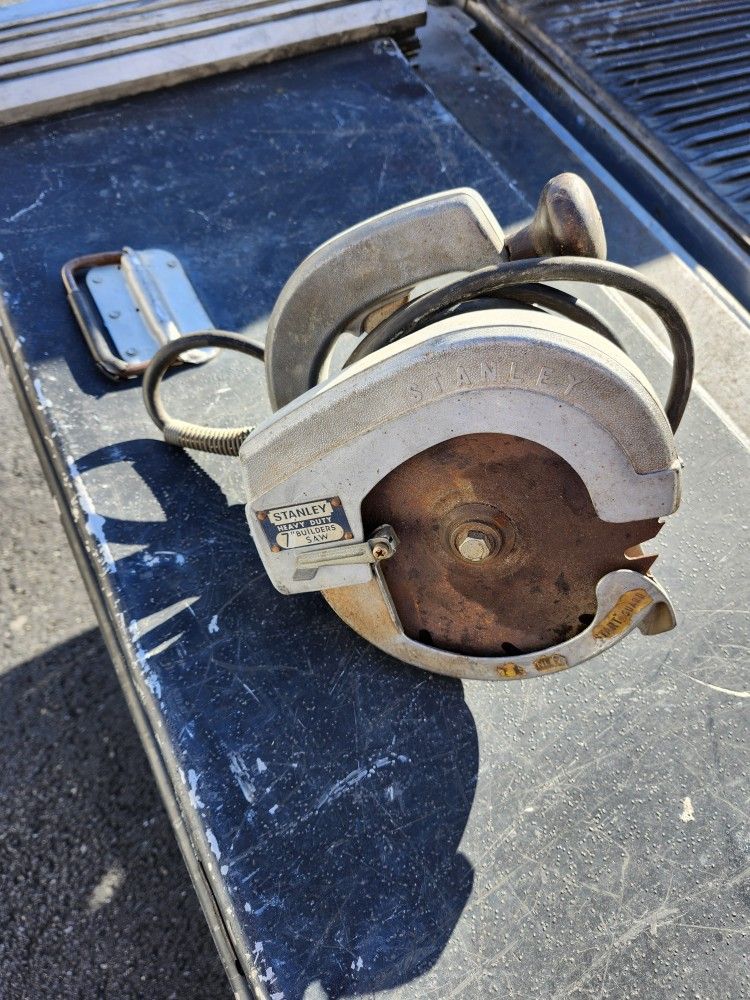 SAW 7 INCH STANLEY STRONG BUILDERS HEAVEY DUTY Circular SAW
