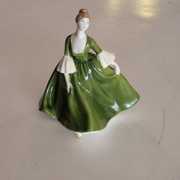 Vintage Coalport Mary Figurine Woman in Green Dress Bone China England
Made Pre-owned, perfect shape, no chips or cracks. Display item. Please
see p