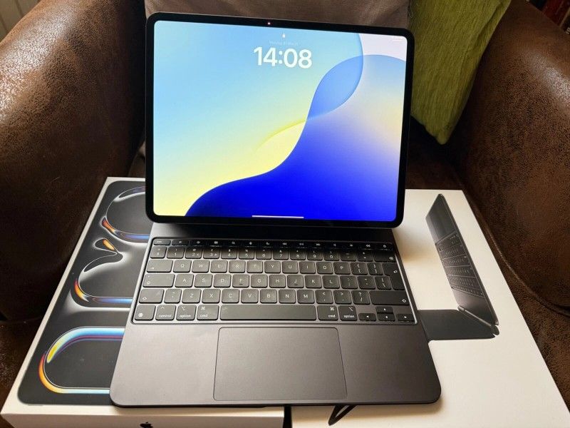 Apple iPad Pro 13 inch, 2024, Black, M4, 256GB + Magic Keyboard, all boxed.
