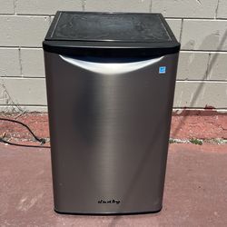 Used Danby medium sized Apartment Icebox, clean, working, 