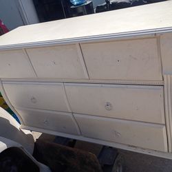 White Cafe Kid 7 Drawer Furniture  In Pretty Good Condition 
