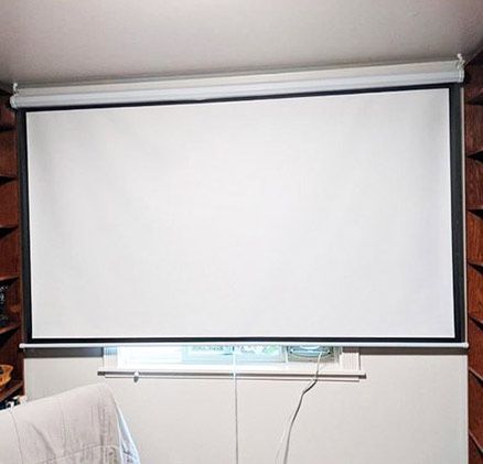 $60 (New in box) Manual 100” 16:9 projector screen manual pull down matte white viewing area: 87x49”