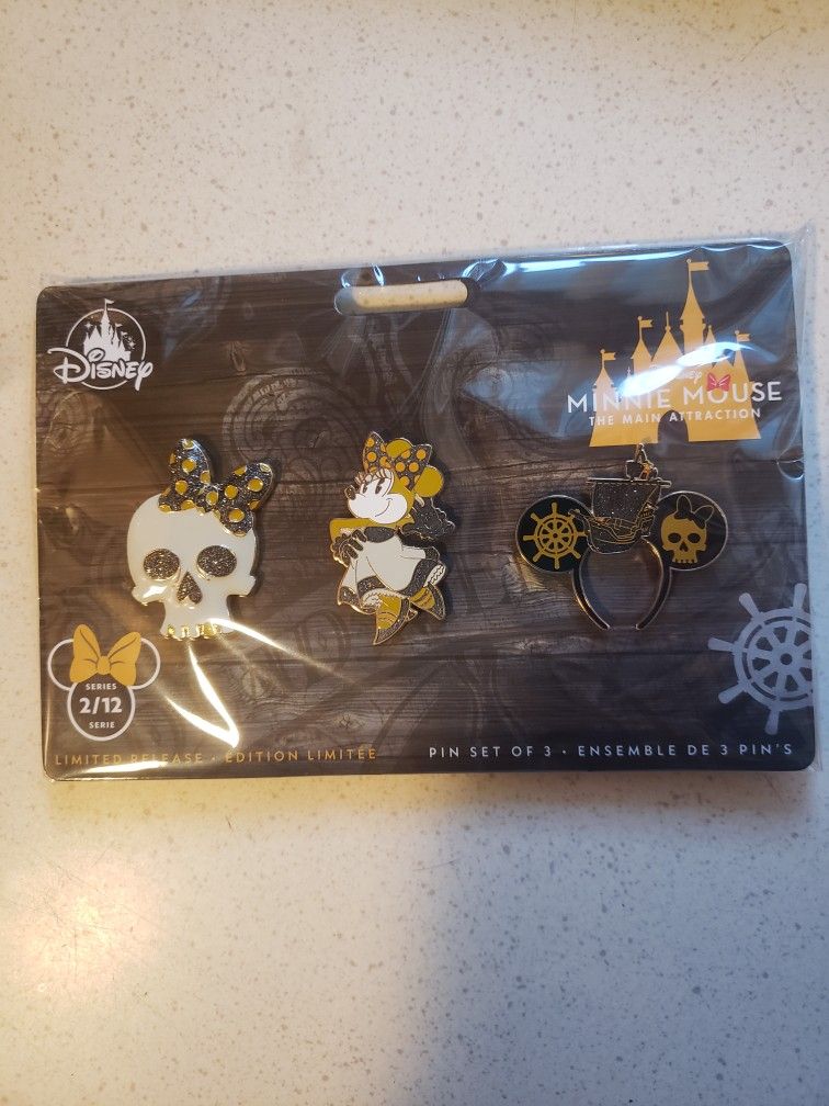 Disney Minnie February Pin Set
