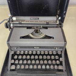 Vintage Royal Quiet Deluxe Typewriter 1940