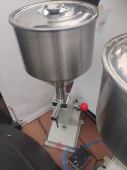 Manual liquid or paste filling machine