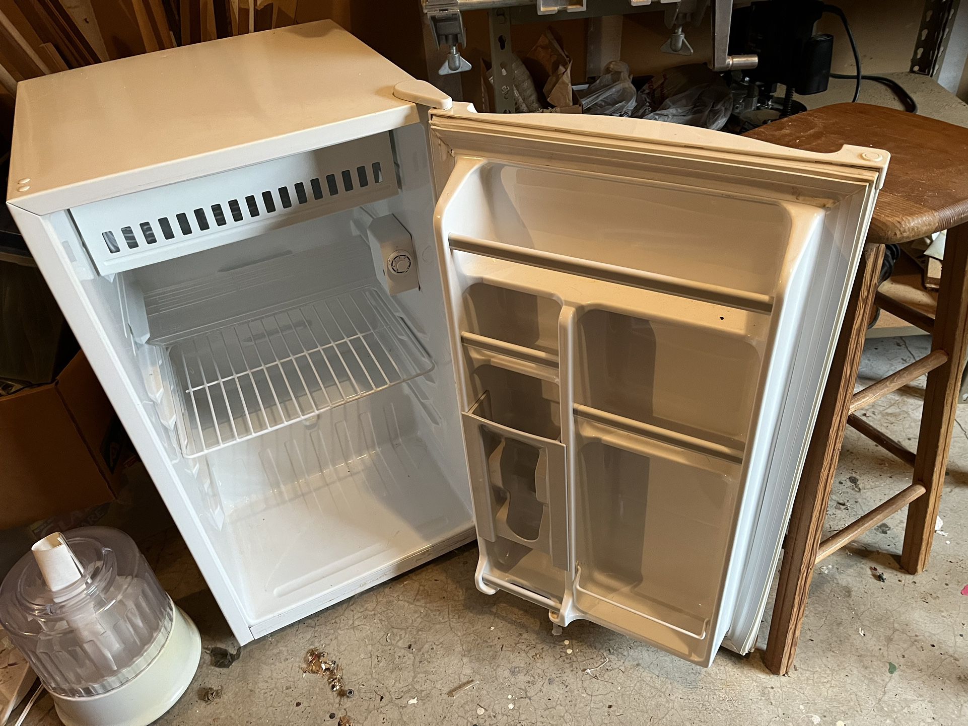 Magic chef Dorm Sized Refrigerator 