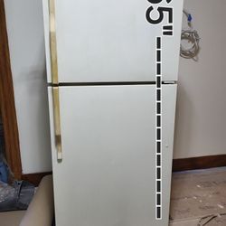 REFRIGERATOR 