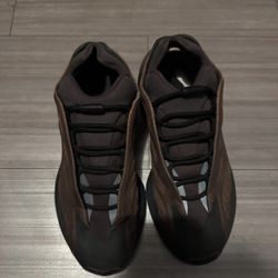 yezzy 700 barely used size 9.5m 