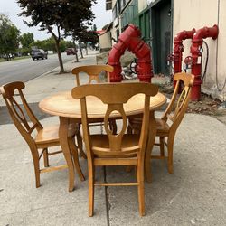 Round Kitchen Table & Chairs 