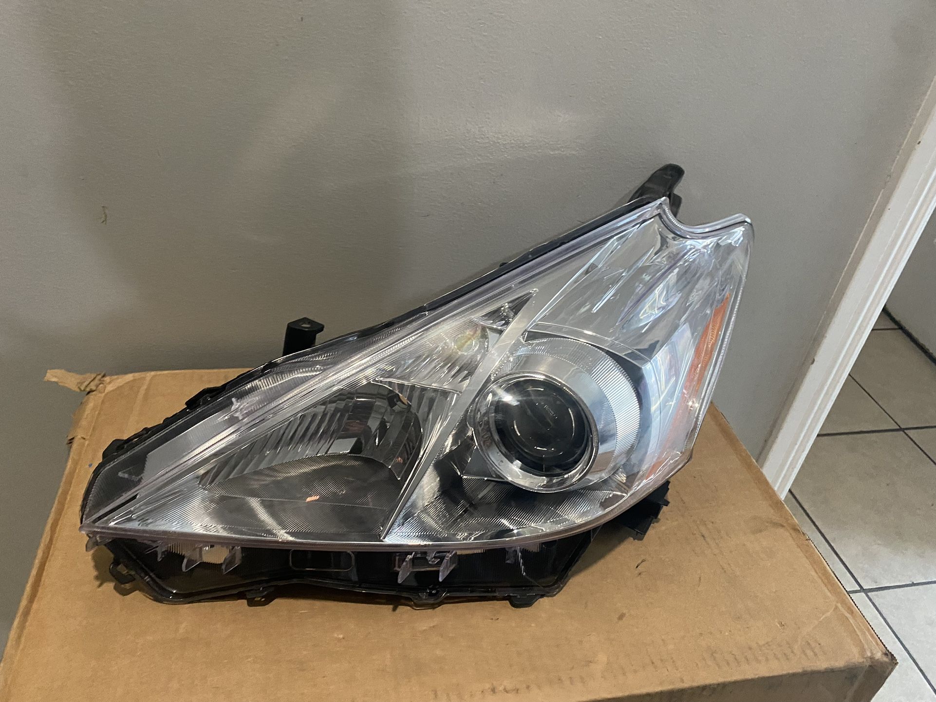 2012-2014 Toyota Prius V Left Headlight
