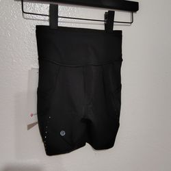 Lululemon, short 6" *pockets