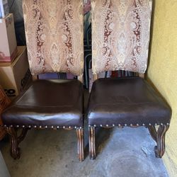 2 BEAUTIFUL CHAIRS IN GOOD CONDITIONS 