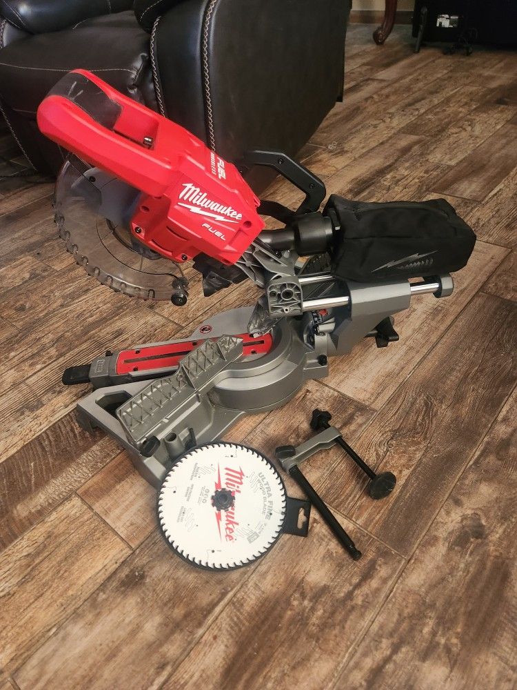 Milwaukee Fuel 18v Sliding Miter Saw 7 1/4