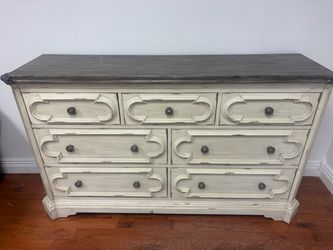 Rooms To Go Lindenwood 7-Drawer Dresser