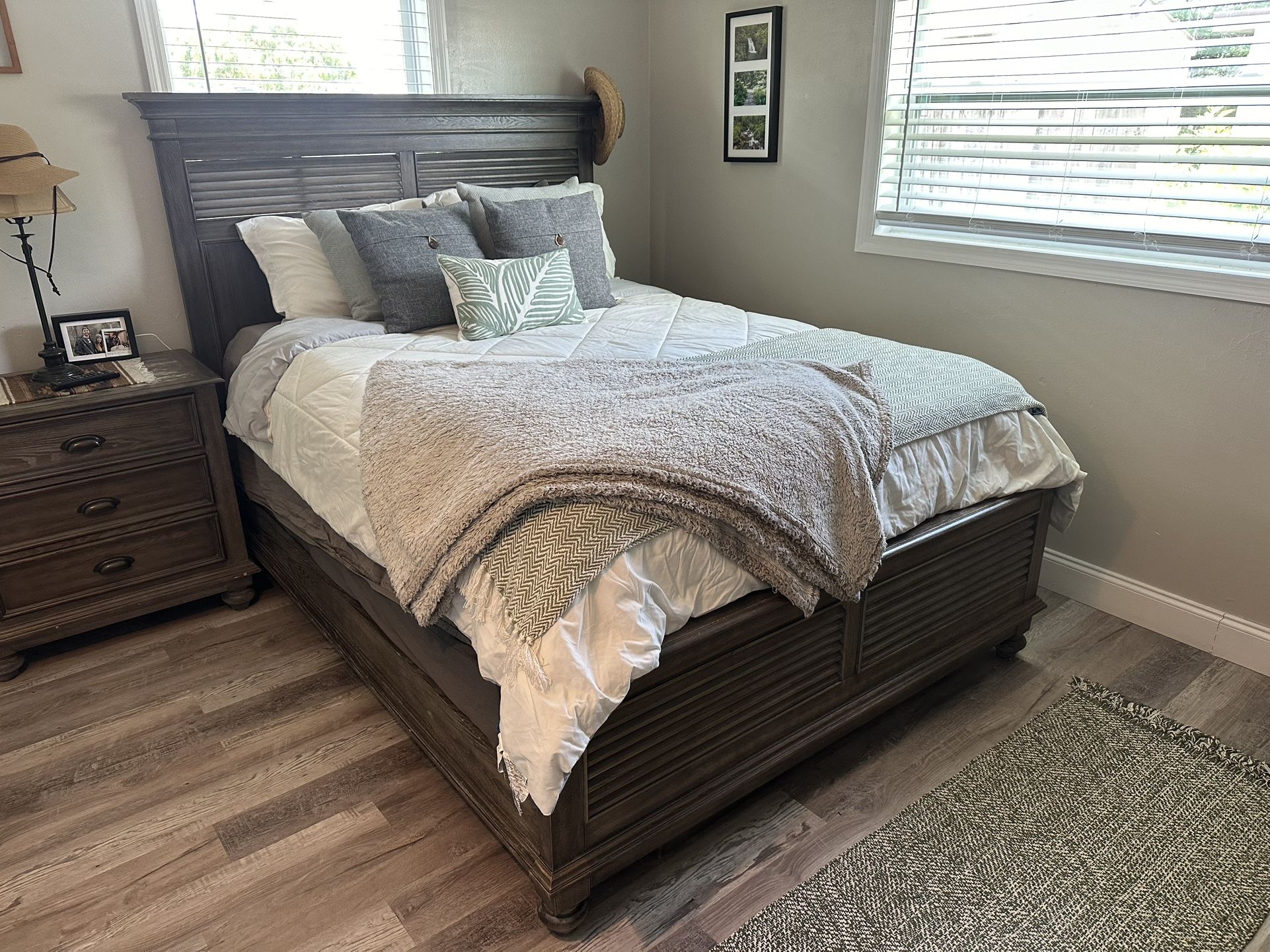 Queen Size Wood Bed Set