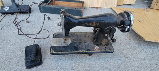 Vintage Southern Pride Deluxe Sewing Machine