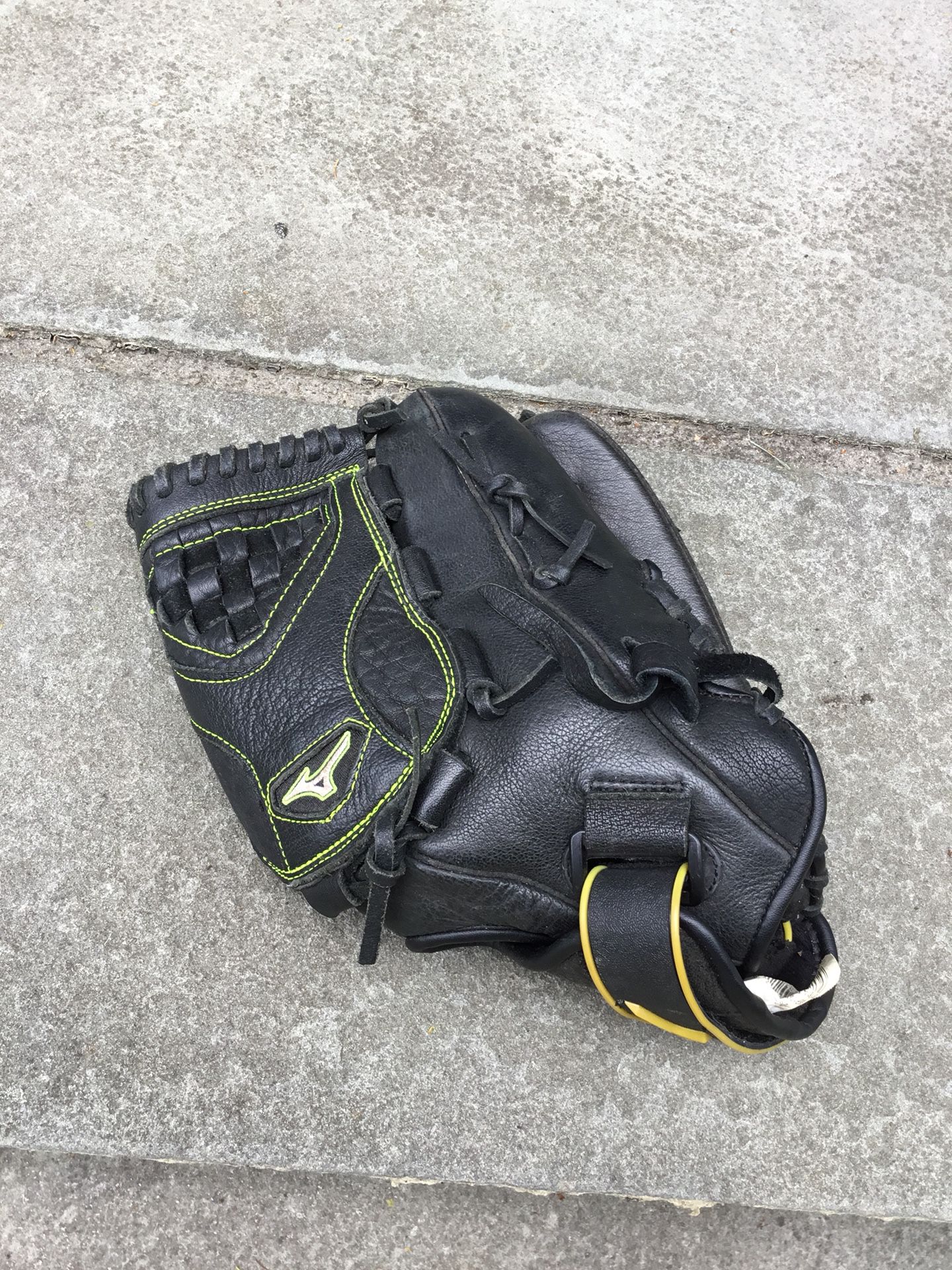 Mizuno 12-1/2 inch baseball softball glove