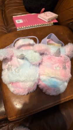 Girls, slippers, size small