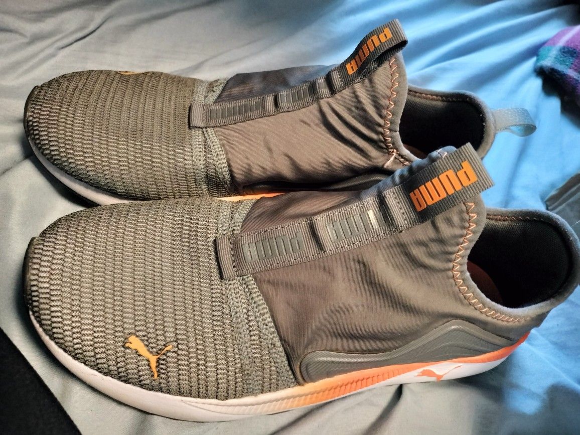 Size 9.5 Mens Puma Tennis Shoes