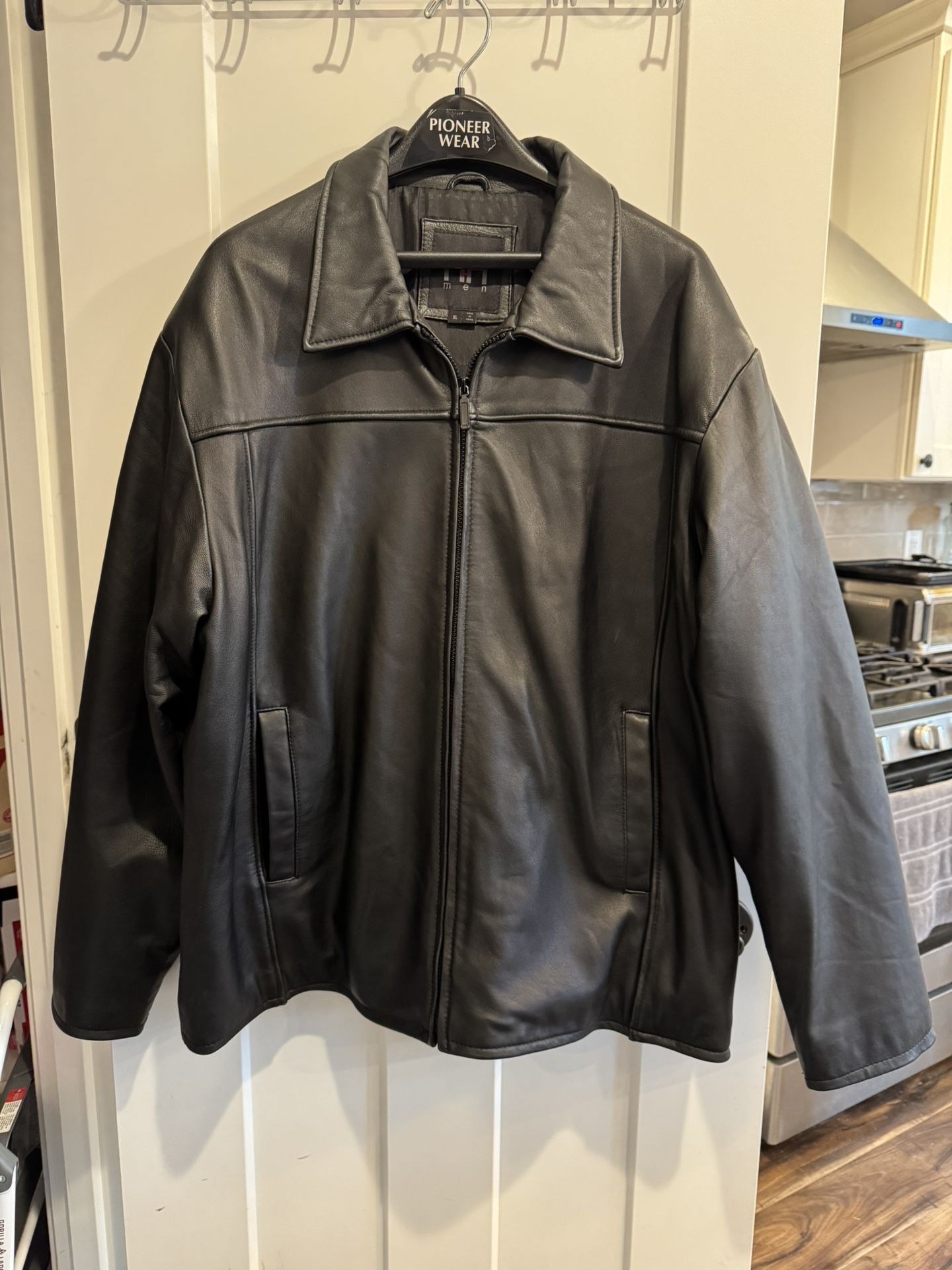 H & H Men’s Zippered Leather Jacket Size XL